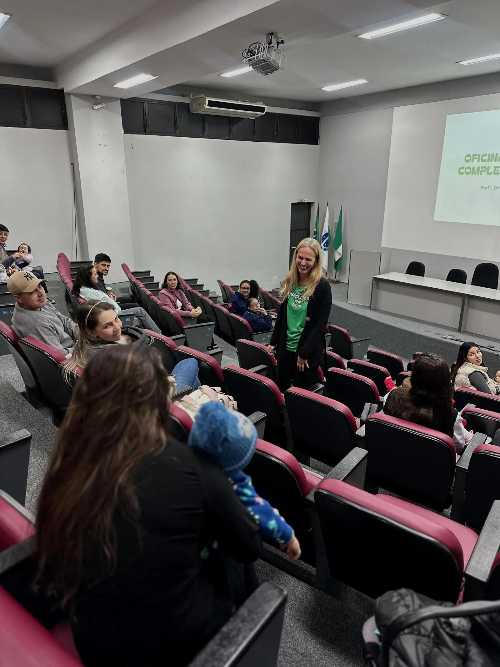 Dra. Claudia Choma conversando com mães, pais e bebês durante roda de conversa da oficina de alimentação complementar na UFPR